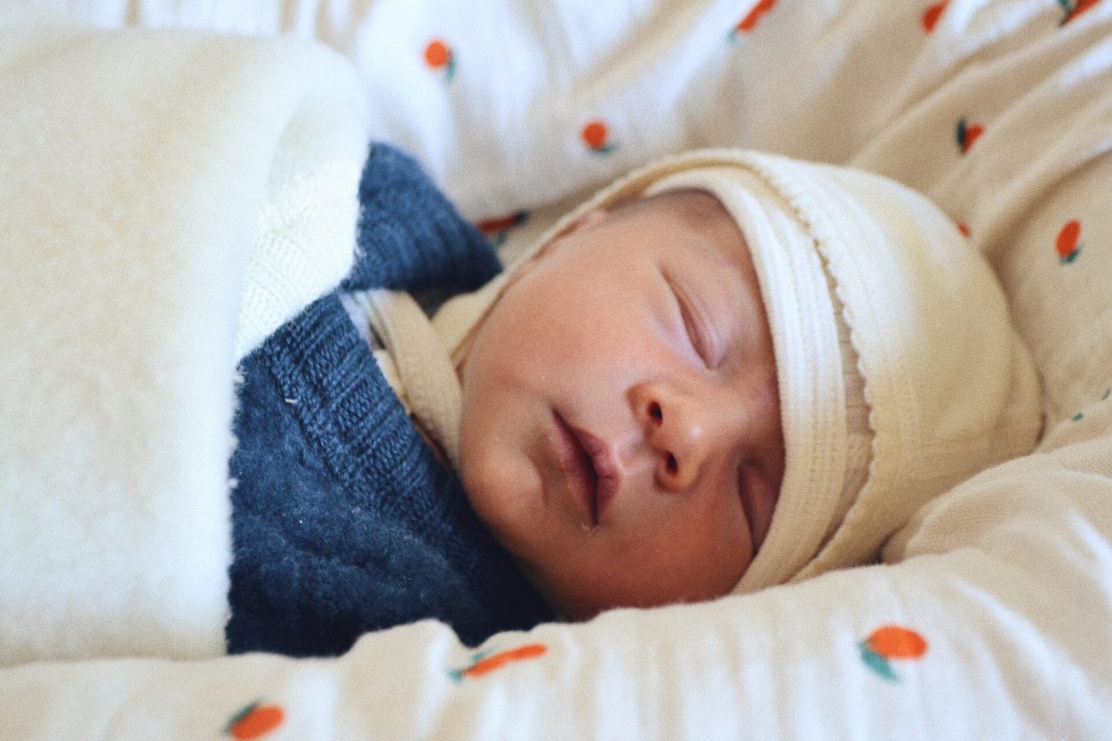 Pasgeboren baby slaapt rustig in een ingebakerde deken